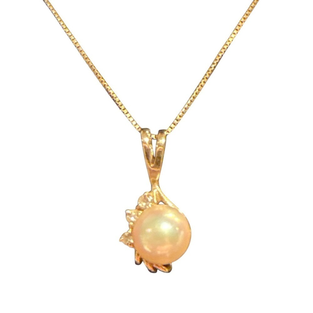 Elegant Pearl and Diamond Pendant Necklace